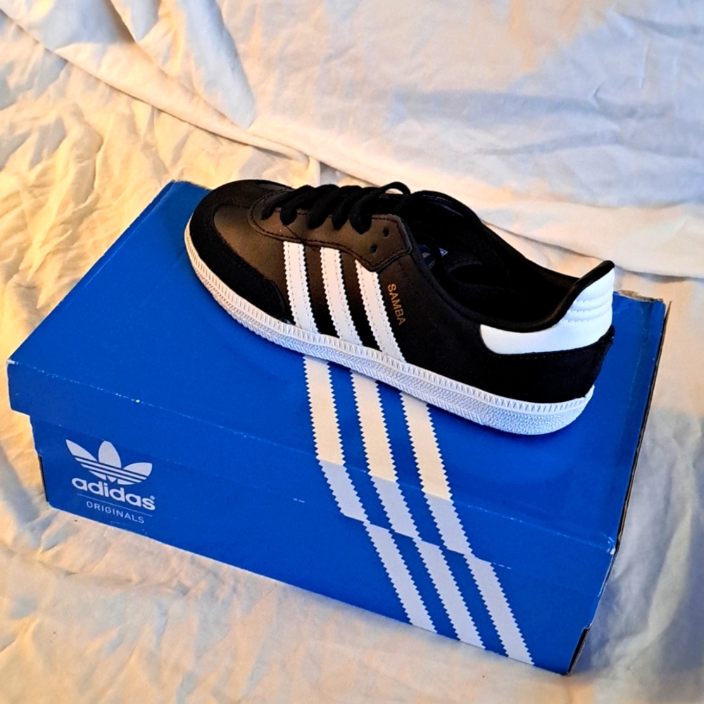 Excellent condition! Adidas samba OG originals! White soles. Very hard to find.